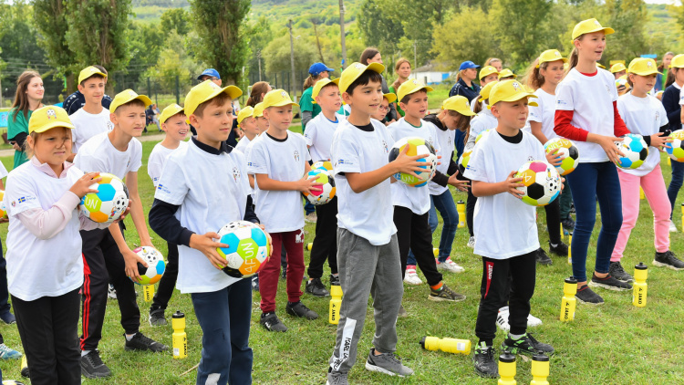 Grassroots. Proiectul OPEN FUN FOOTBALL SCHOOLS pentru 2400 de copii din țară