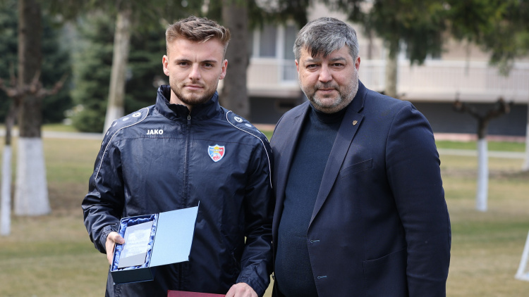 Oleg Reabciuk, premiat de conducerea FMF